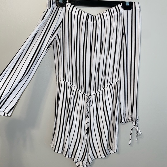Stripped Romper! Comes with straps! - Picture 2 of 8